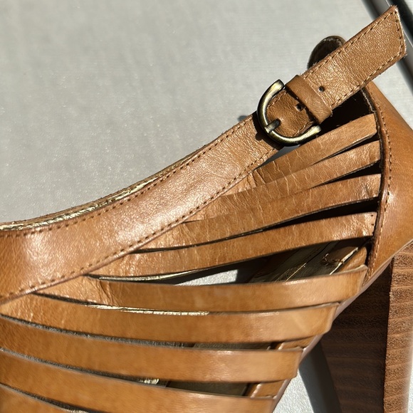 Very comfortable platform sandals. Nice tan leather. - Picture 9 of 9